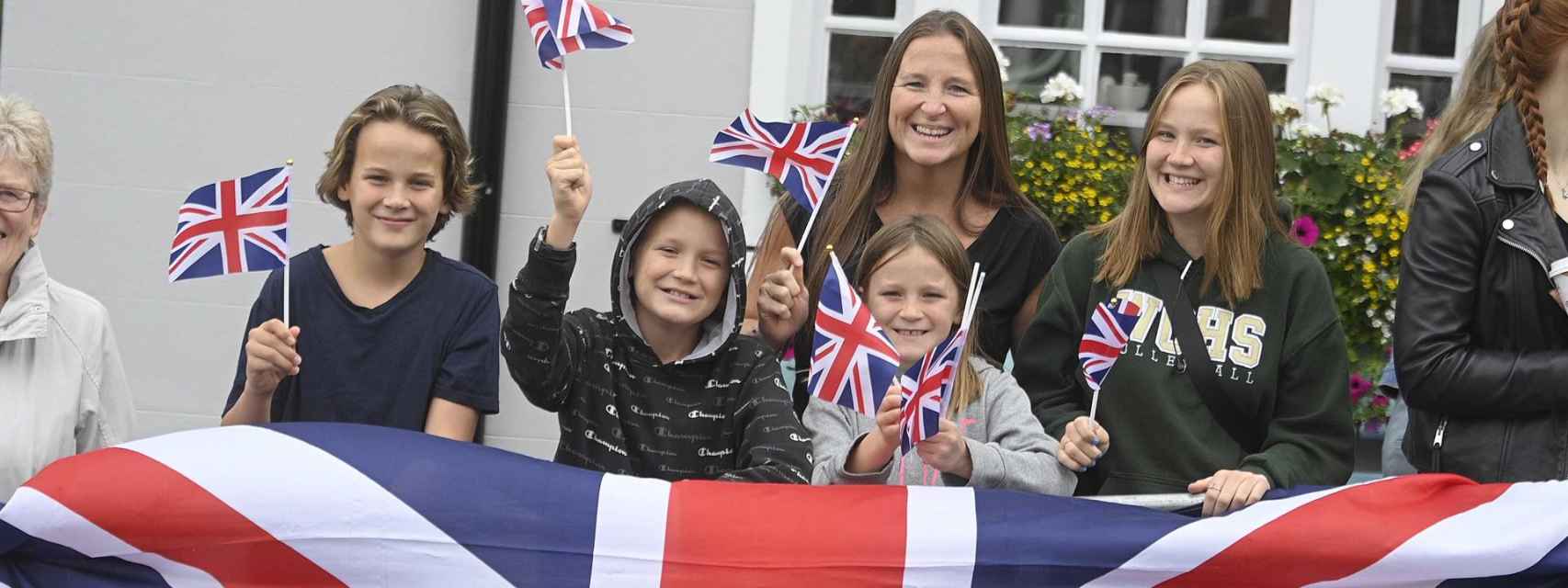 Una familia con banderas de Reino Unido en Irlanda del Norte.
