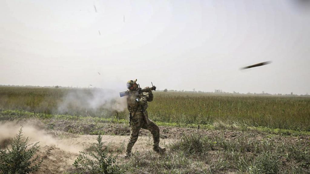 Un militar ruso dispara un lanzacohetes antitanque RPG-22 en un lugar no revelado en Jersón.