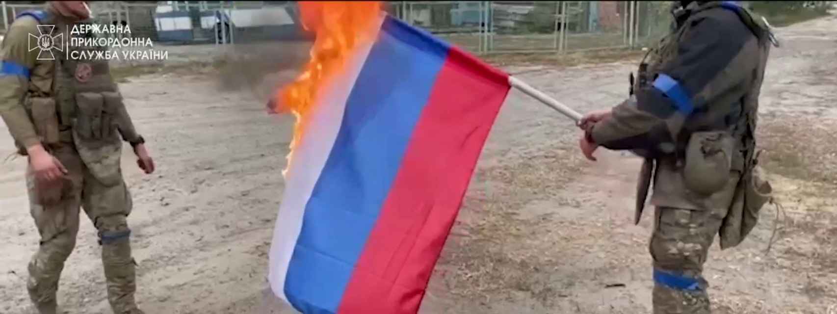 Soldados ucranianos queman una bandera rusa en Vovchansk.