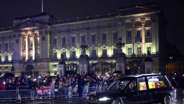 Los restos de Isabel II llegan al palacio de Buckingham.