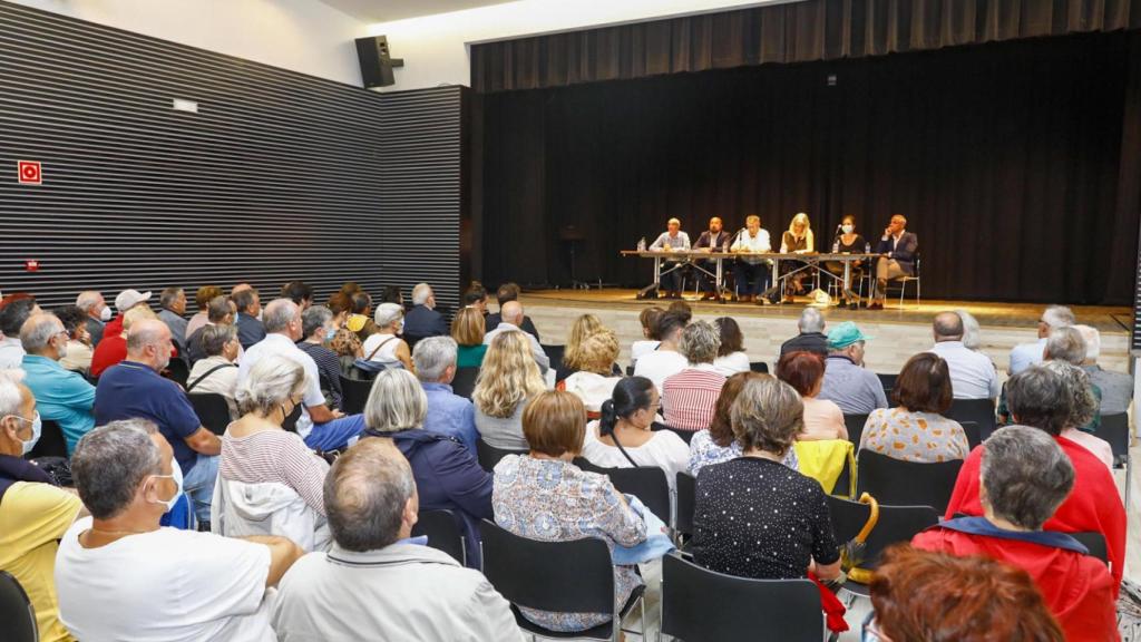 Reunión de los representantes políticos con los vecinos de O Castrillón.