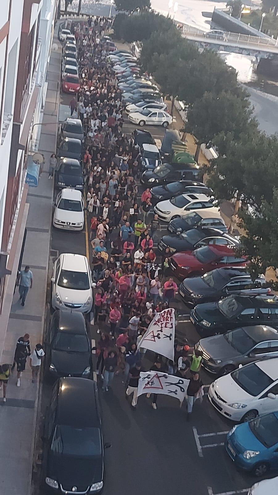 Imagen tomada el pasado viernes de la protesta por las calles de Cedeira. Imagen: SOS IES Punta Candieira