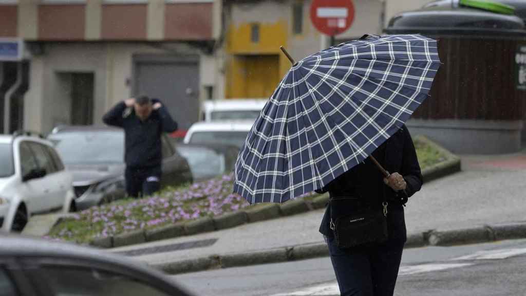 Una persona con paraguas durante un día lluvioso en Galicia.