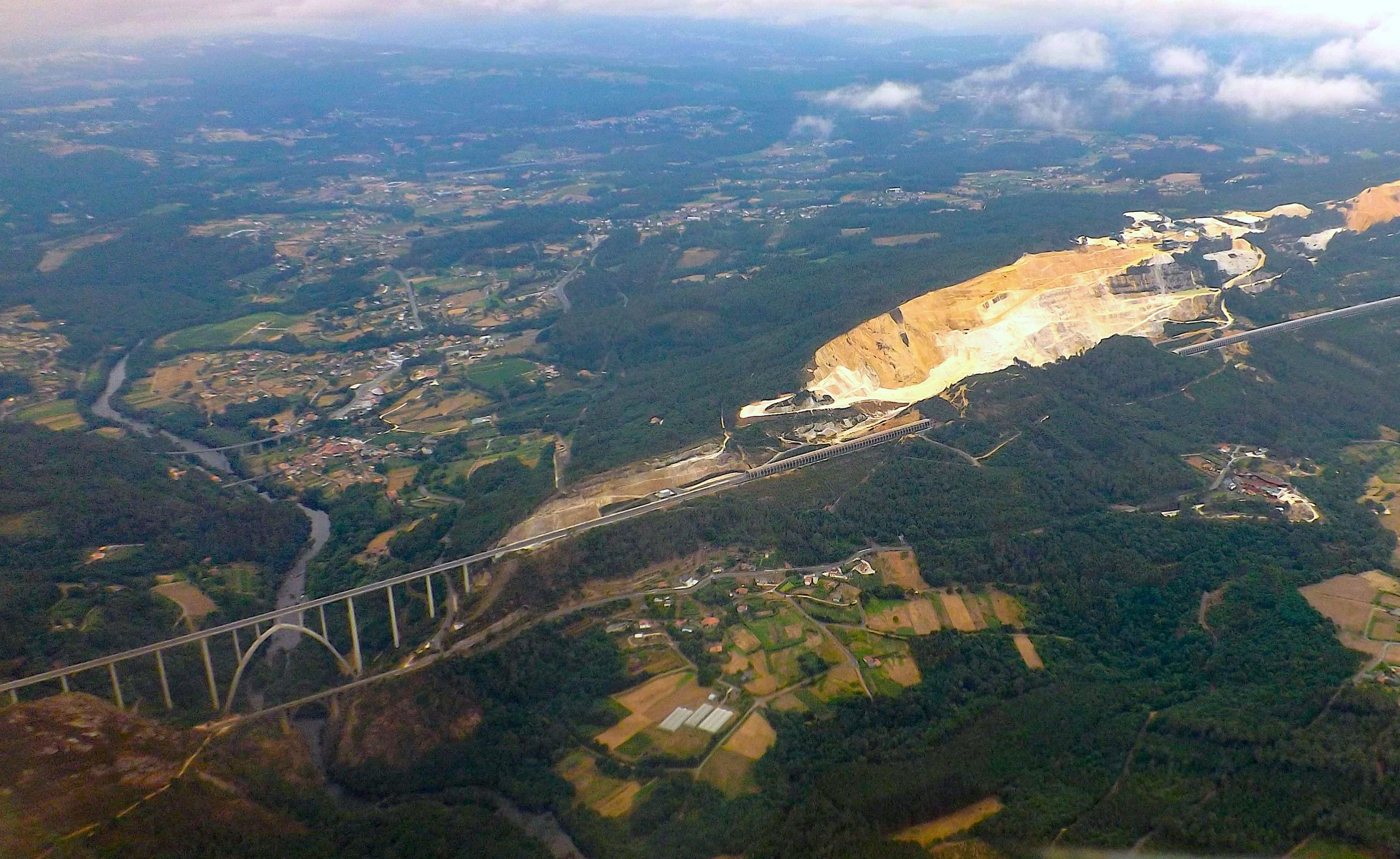 Vista aérea del entorno del puente sobre el río Ulla.