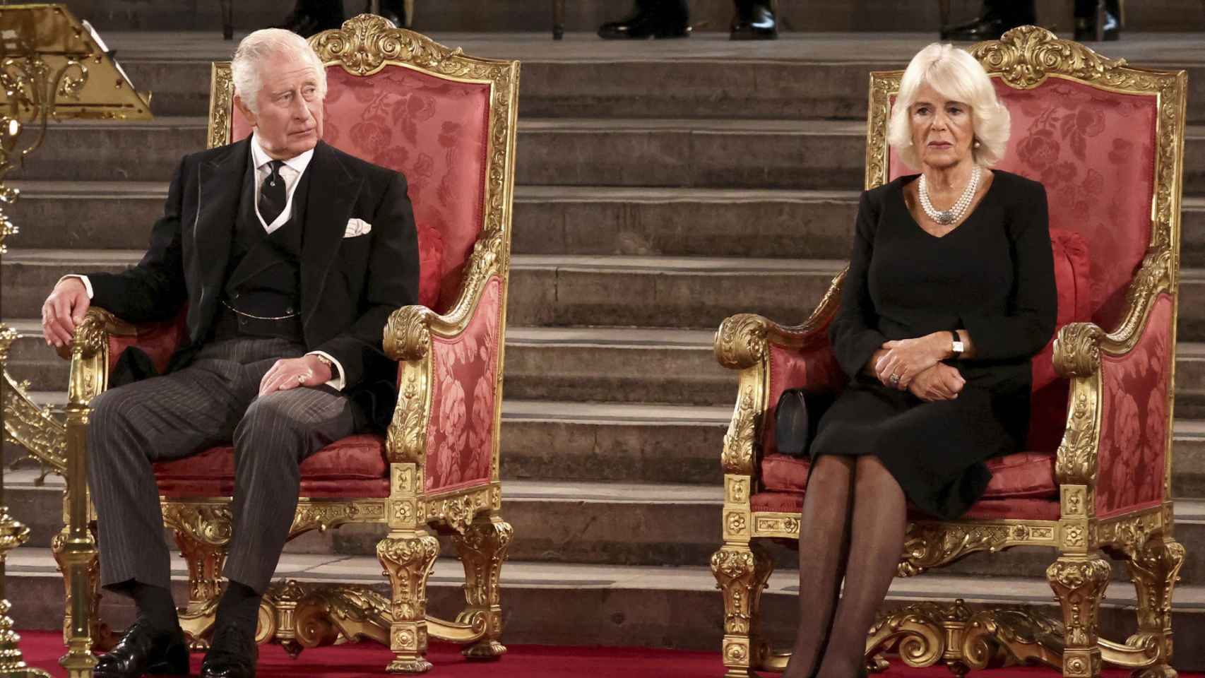 La pareja real, recibiendo las condolencias por la muerte de Isabel II.