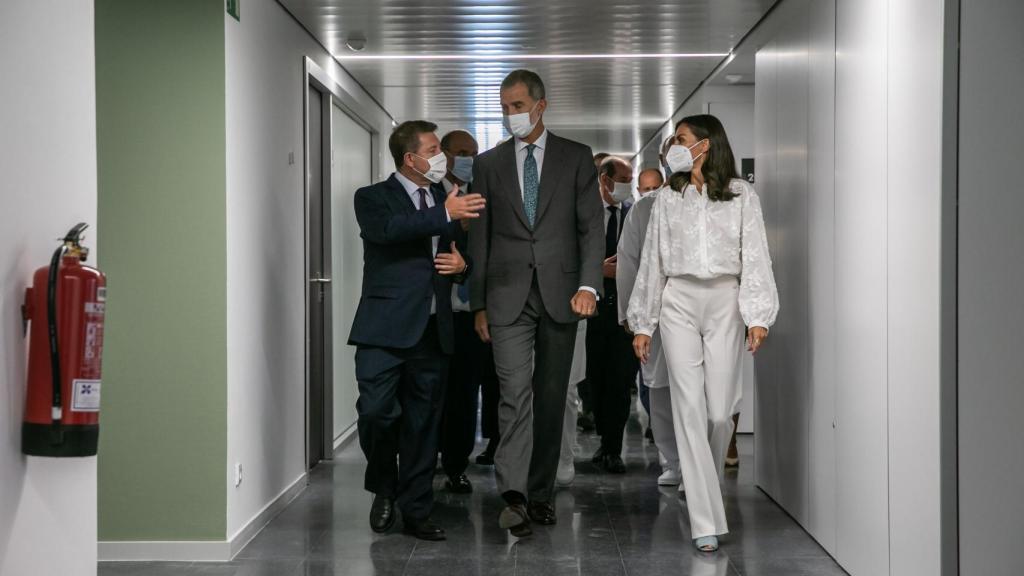 Emiliano García-Page, Felipe VI y la reina Letizia en el Hospital Universitario de Guadalajara.