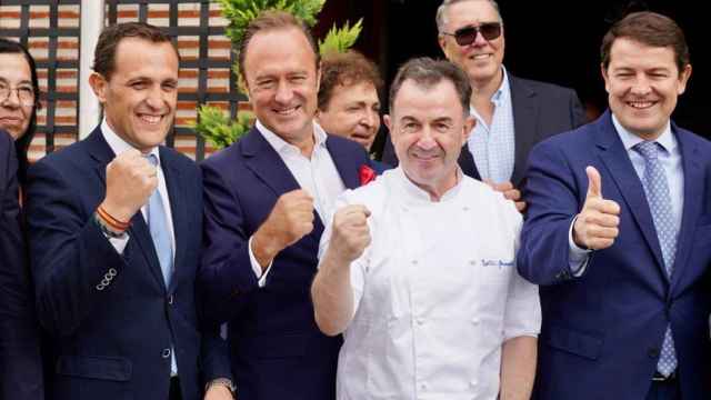 El presidente de la Junta, Alfonso Fernández Mañueco; junto al chef Martín Berasategui y otras autoridades hoy en Rueda