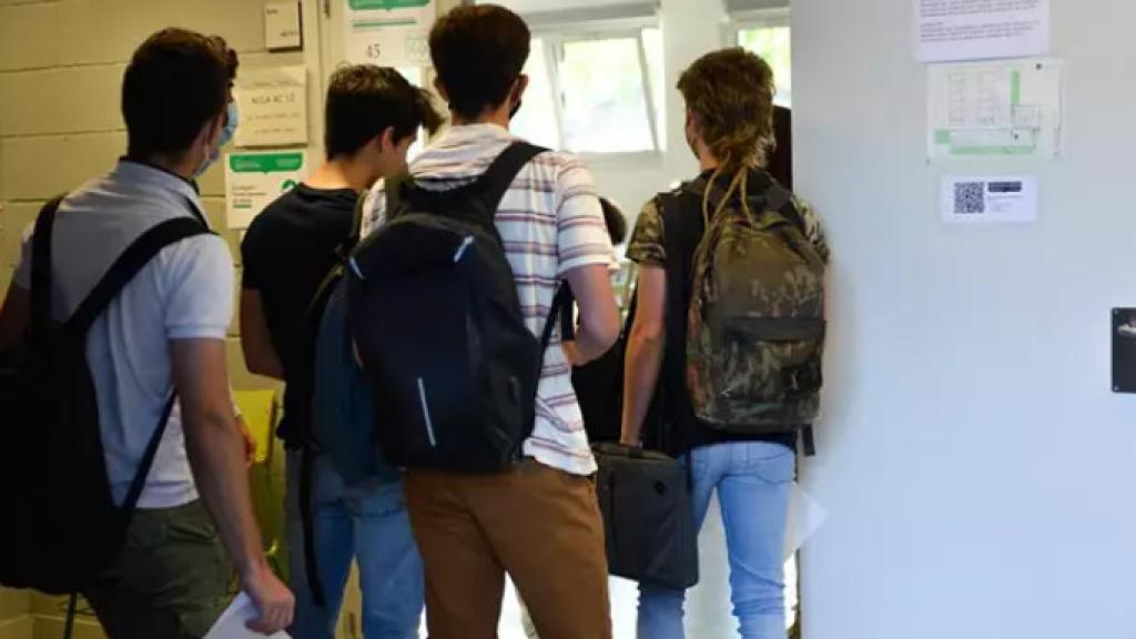 Varios niños haciendo cola para entrar a clase.