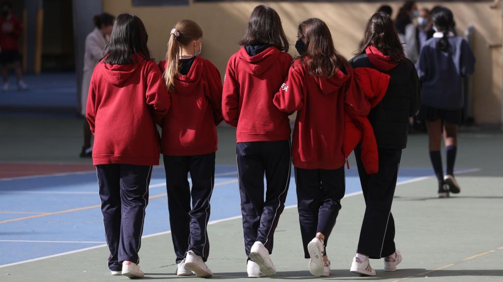 Varias niñas en el interior de un colegio privado.
