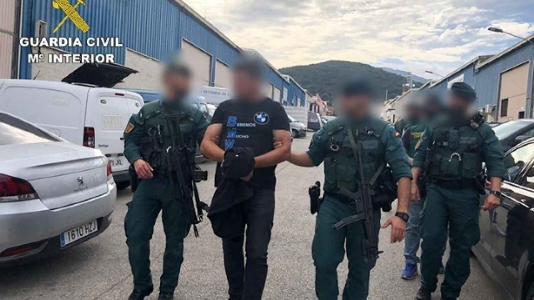 Agentes de la Guardia Civil, durante la detención de un narco en Algeciras, en 2019.