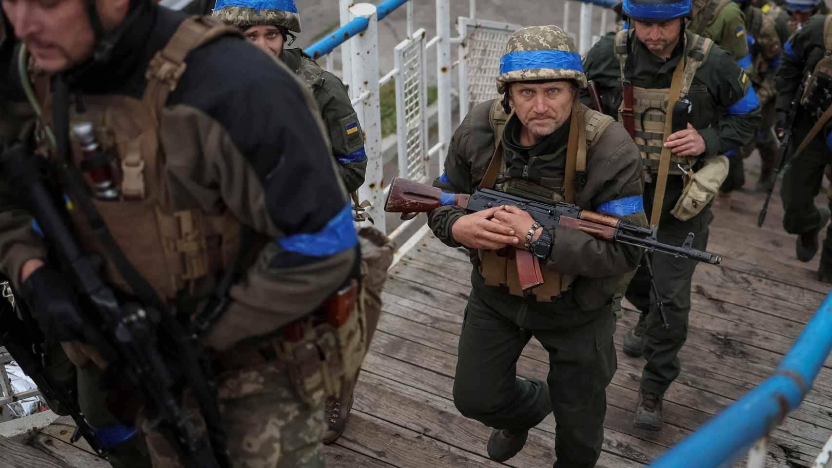 Militares ucranianos caminan, mientras continúa el ataque de Rusia contra Ucrania, en la ciudad de Izium.