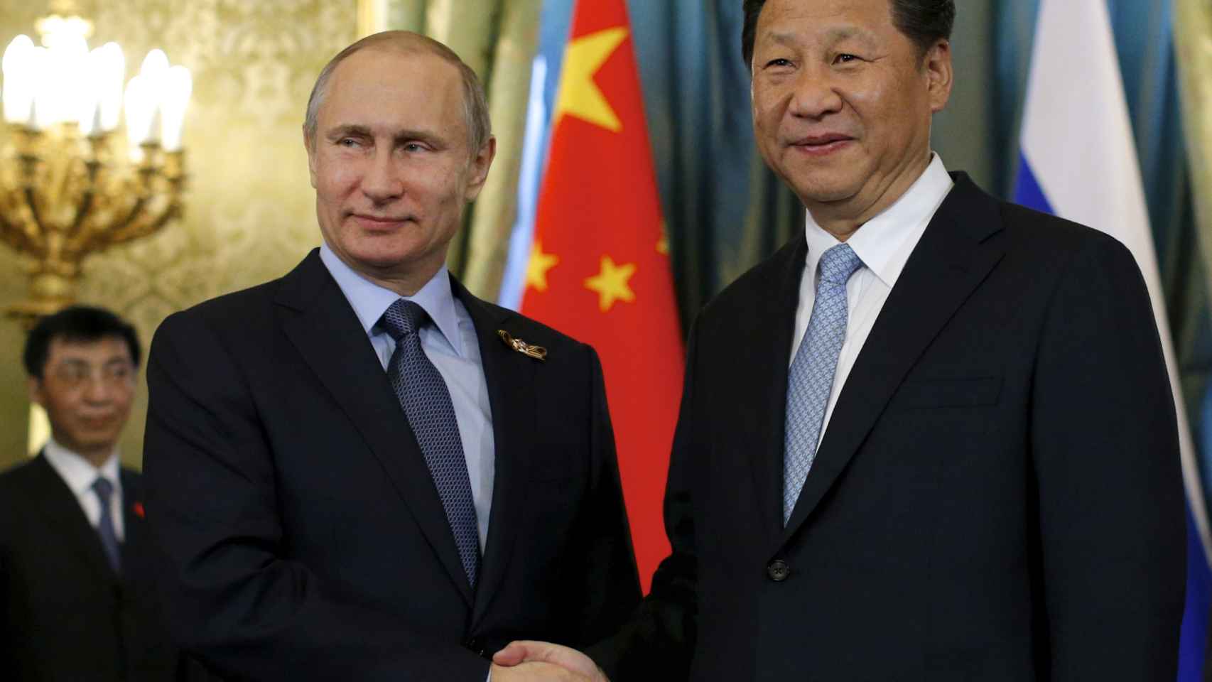 Xi Jinping y Putin se dan la mano durante un encuentro en el Kremlin en 2015.