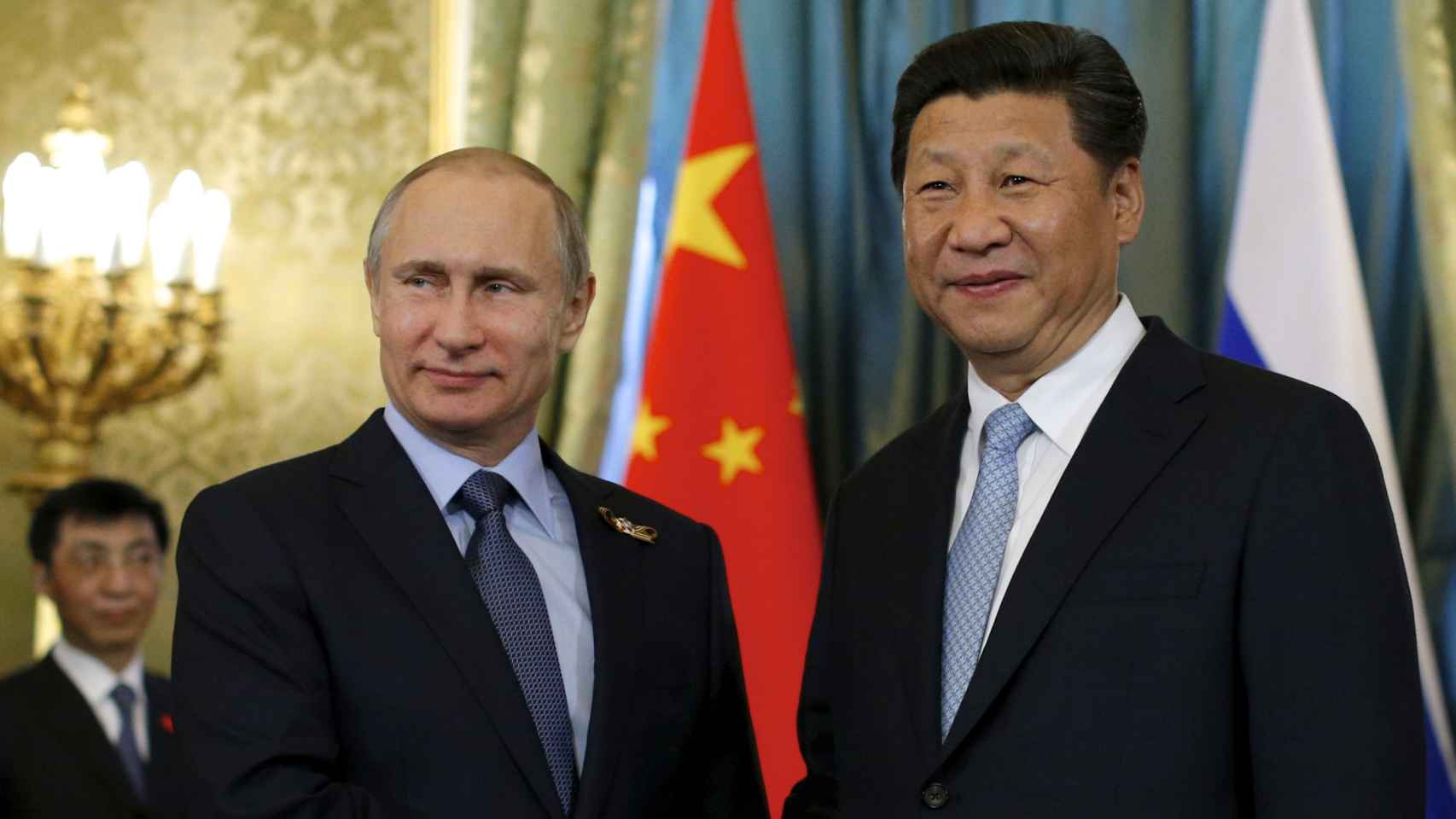 Xi Jinping y Putin se dan la mano durante un encuentro en el Kremlin en 2015.