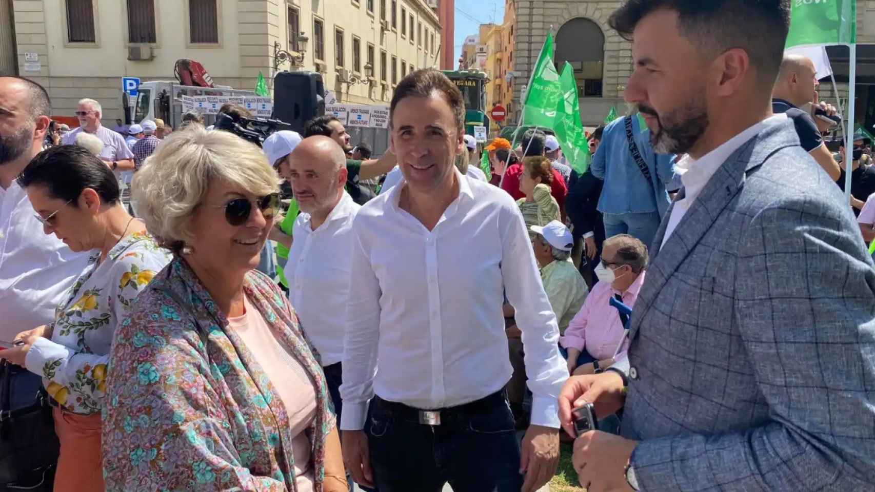 Antonia Moreno (PSPV-PSOE) con José Aix (Cs) en la manifestación de los agricultores de Alicante.