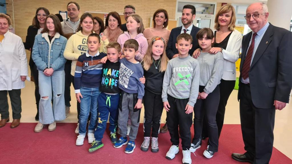 La ministra de Educación, Pilar Alegría, durante un encuentro con niños ucranianos escolarizados en España