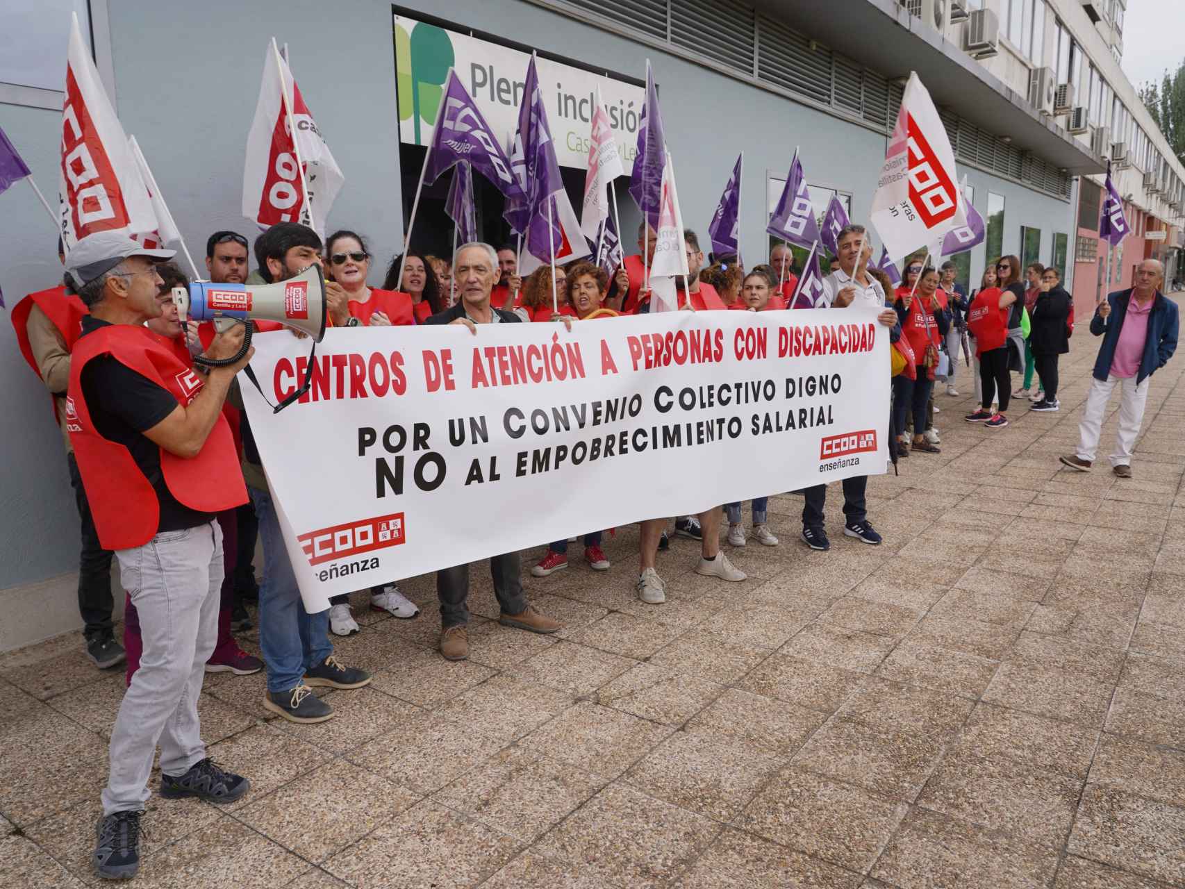 CCOO se concentra ante la sede Plena Inclusión Castilla y León por el bloqueo de la negociación del convenio de atención a las personas con discapacidad.