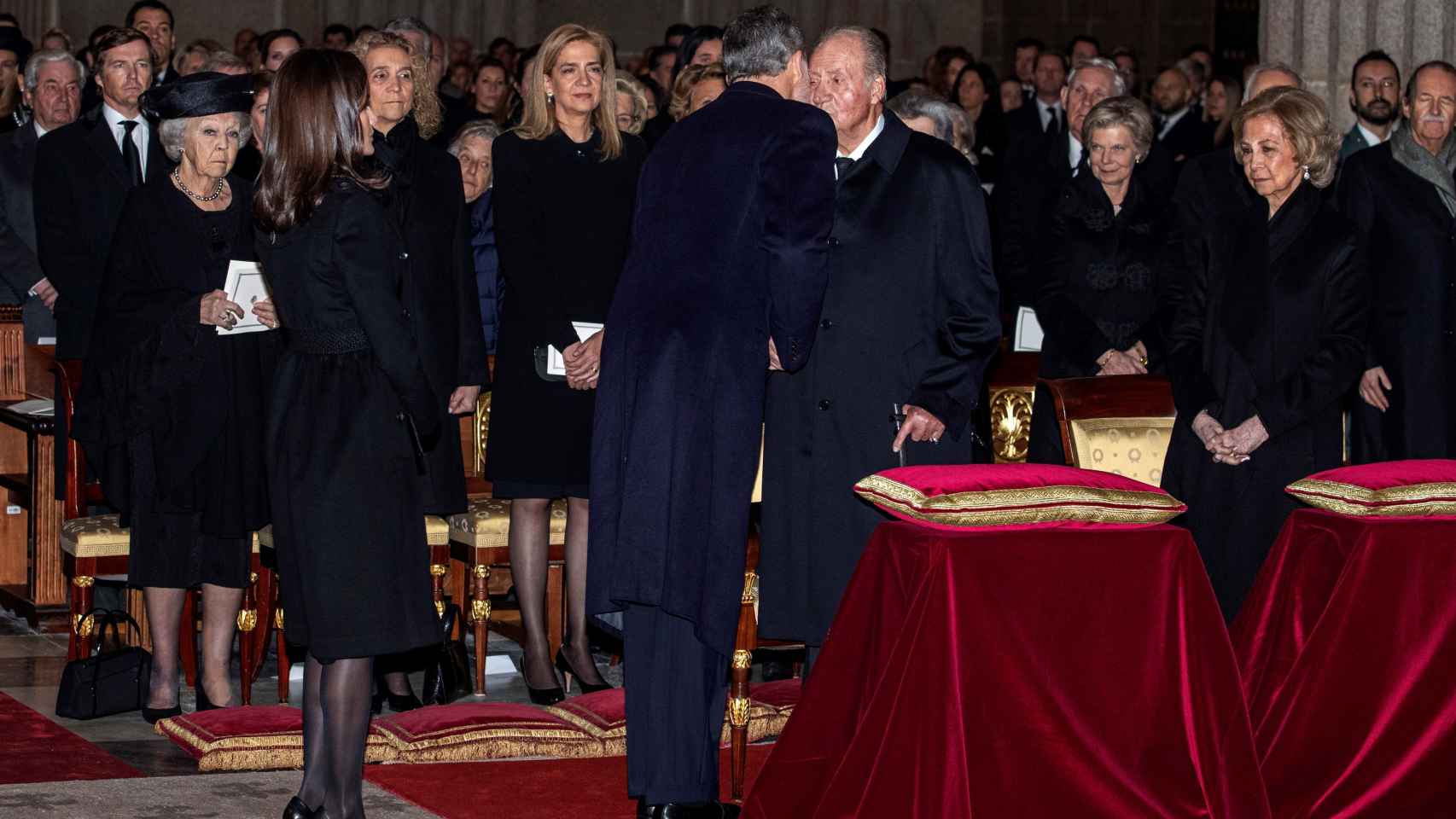 Letizia y Felipe demostrando su apoyo al rey Juan Carlos en el funeral de su hermana, la infanta Pilar.  Se trata de su última imagen juntos.
