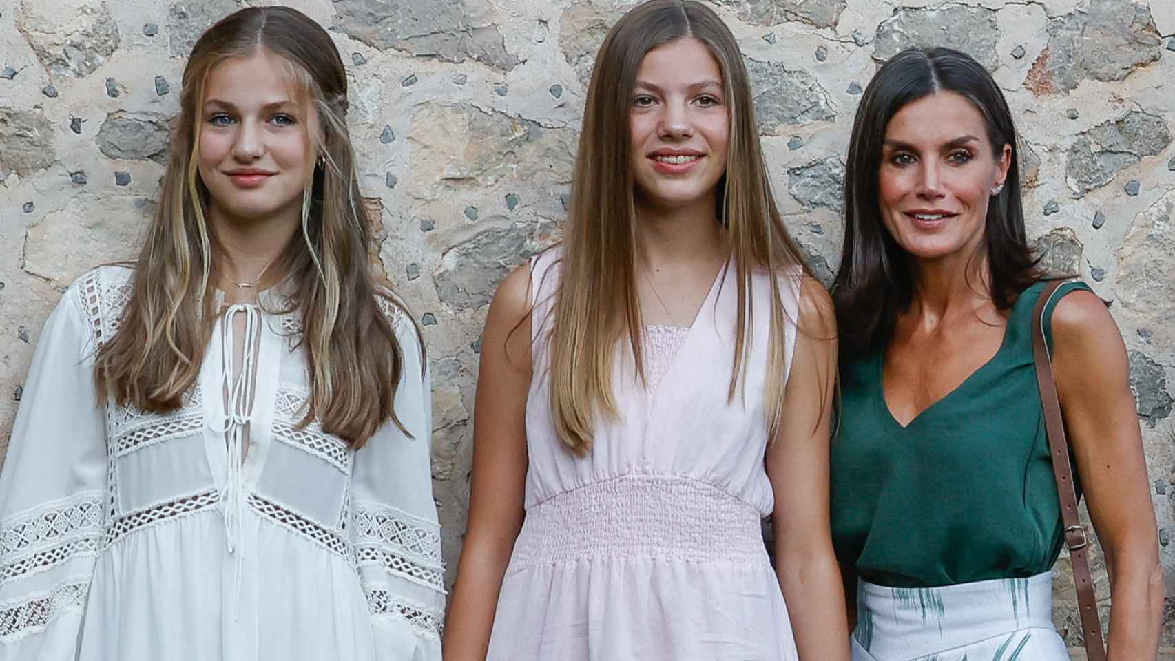 Letizia junto a sus hijas en el posado oficial en Mallorca.