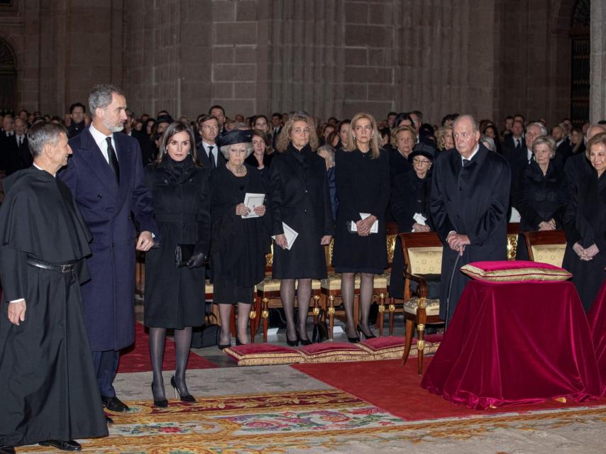 Tensión en el funeral de la infanta Pilar por la presencia de los cuatro reyes.