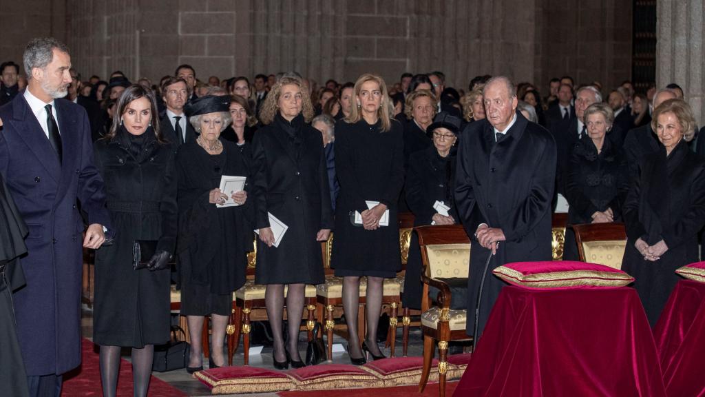 Tensión en el funeral de la infanta Pilar por la presencia de los cuatro reyes.