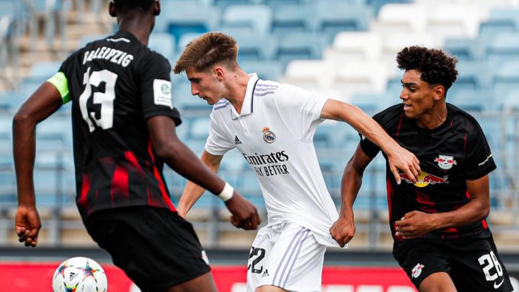 César Palacios, durante el Juvenil A Real Madrid - RB Leipzig de la UEFA Youth League 2022/2023