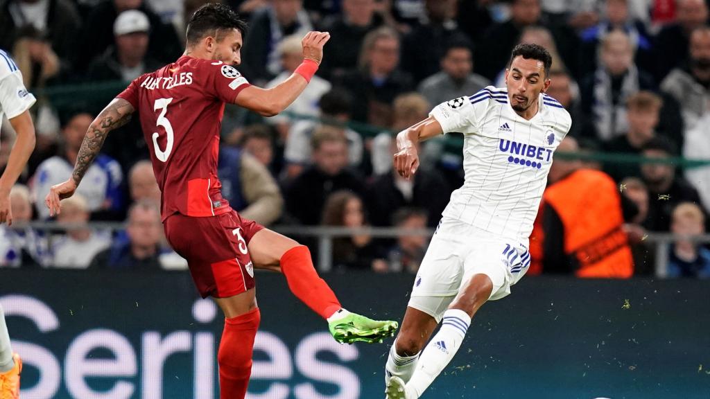 Alex Telles, en acción con José Zeca durante el Copenhague - Sevilla