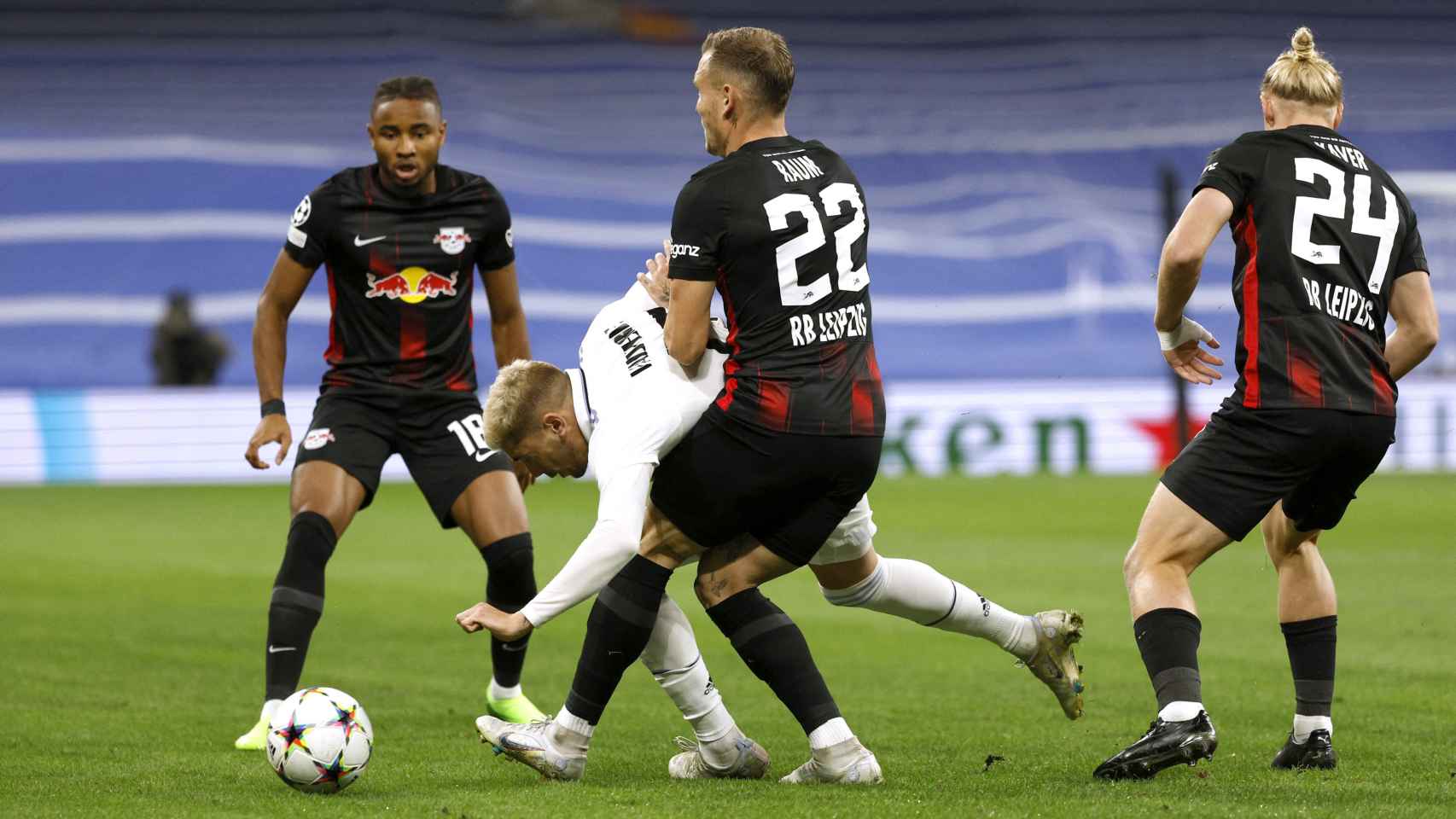 Fede Valverde pelea un balón entre la defensa del RB Leipzig