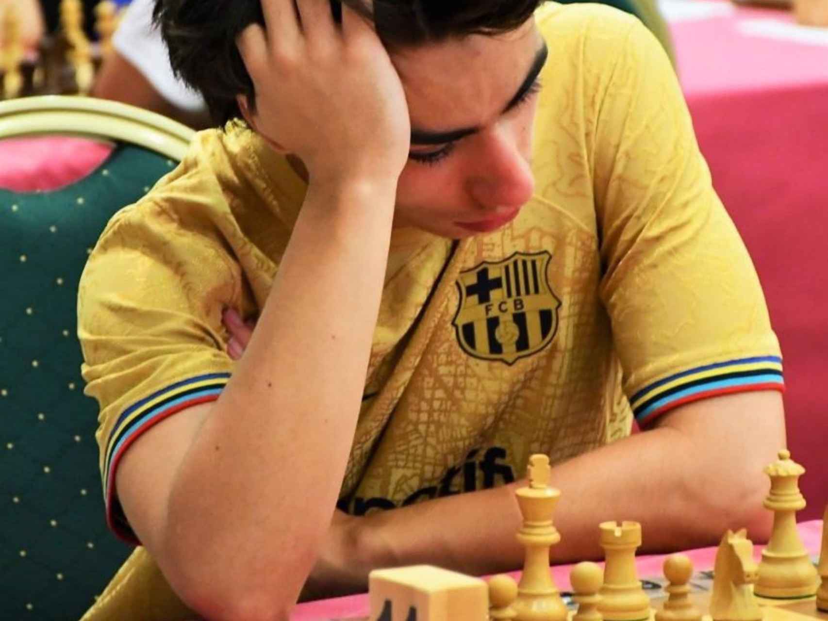 Miguel Ruiz concentrado jugando una partida de ajedrez.