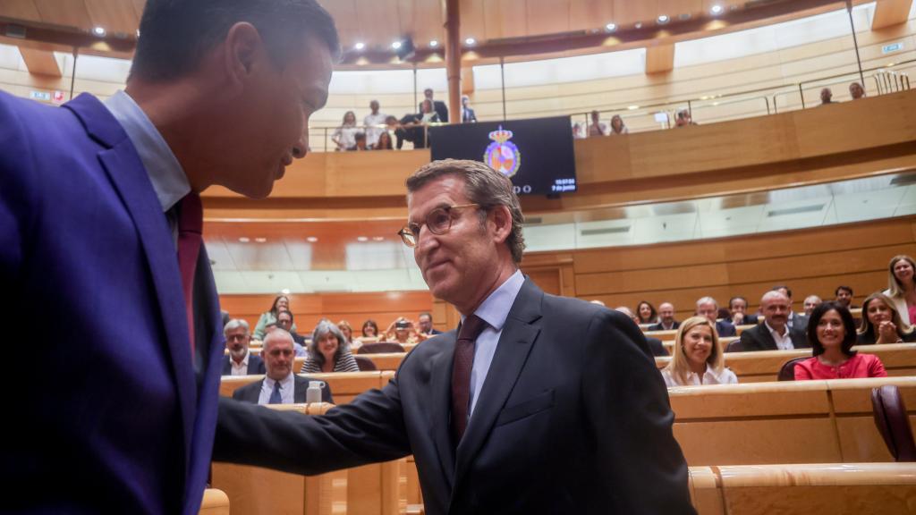 Saludo entre Pedro Sánchez y Alberto Núñez Feijóo el pasado 6 de septiembre en el Senado.