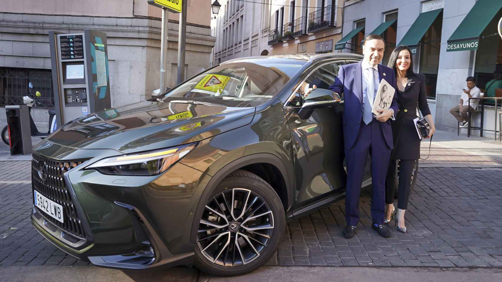 Pedro J. Ramírez, y Cruz Sánchez de Lara, junto al Lexus NX, coche oficial del primer  ODS de EL ESPAÑOL.