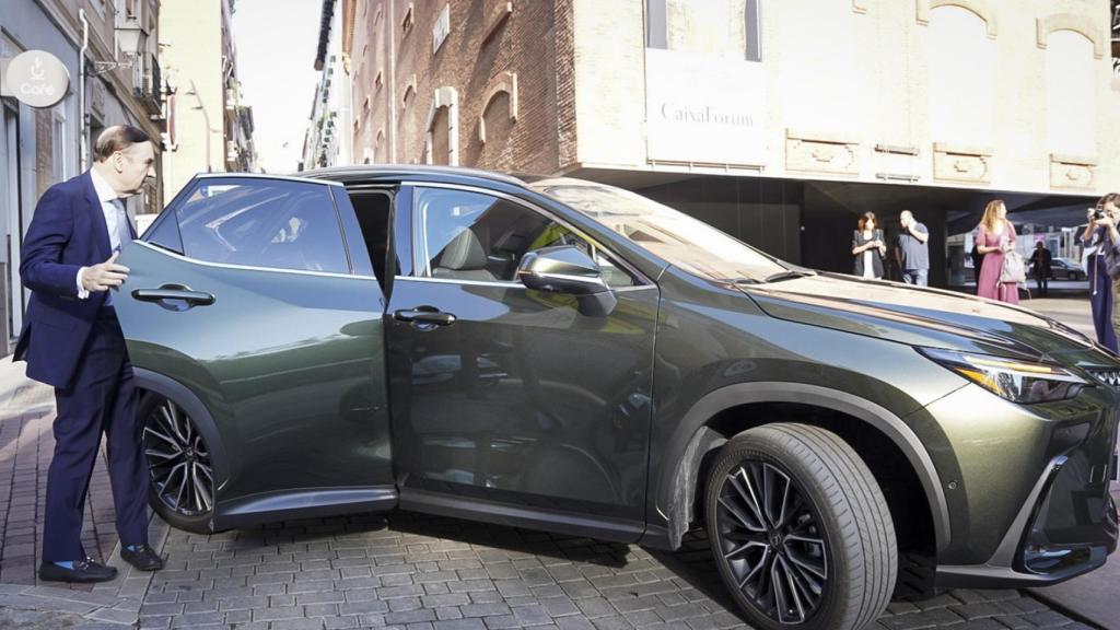 Durante el evento Pedro J. Ramírez y Cruz Sánchez de Lara se desplazan en modo eléctrico con el Lexus NX.