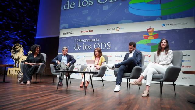 Gema Gómez, directora ejecutiva y fundadora en Slow Fashion Next; Jaume Miquel, presidente y CEO de Tendam; Charo Izquierdo, moderadora; Marc Morillas, CEO de Morillas; Victoria Albiñana, responsable de Relaciones Institucionales y Asuntos Públicos de Too Good To Go en el I Observatorio de los Objetivos de Desarrollo Sostenible (ODS).