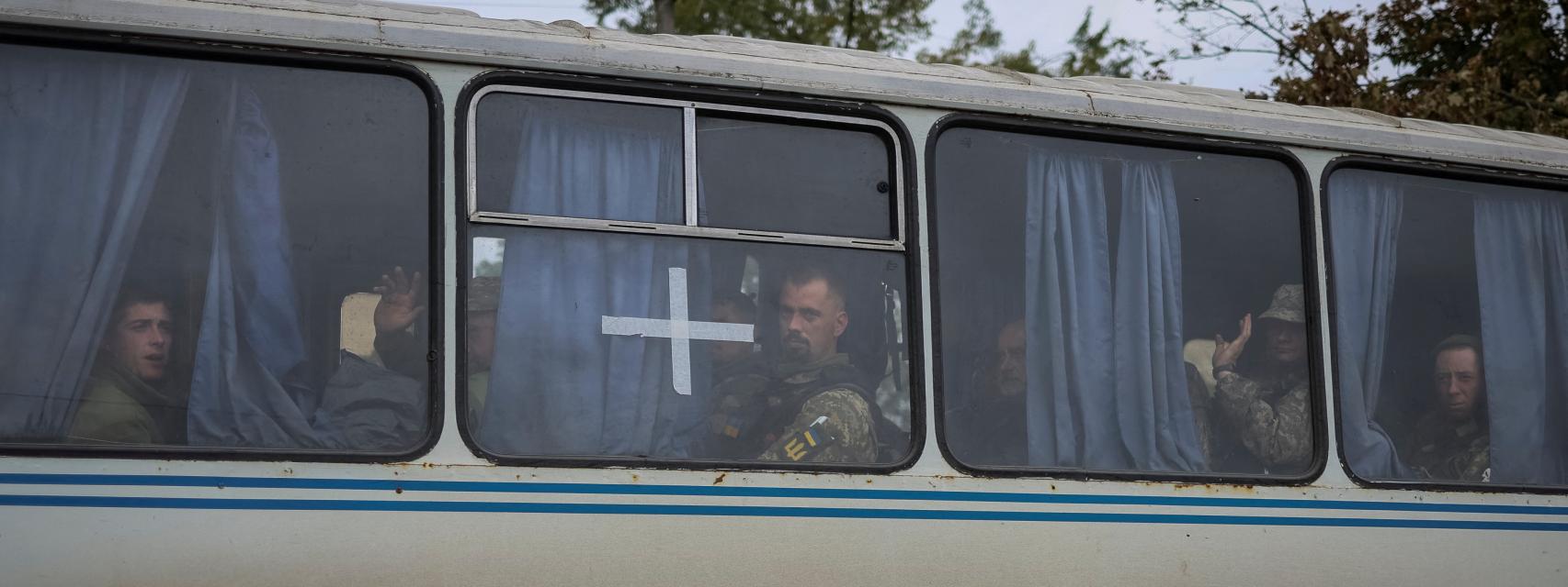 Militares ucranianos viajan al frente en la región de Járkov.