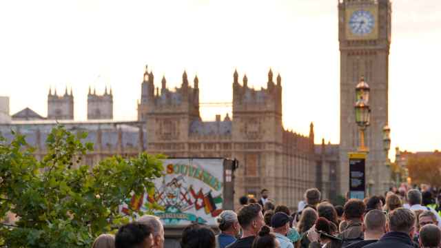 Ciudadanos británicos hacen cola para presentar sus respetos a Isabel II en Westminster.