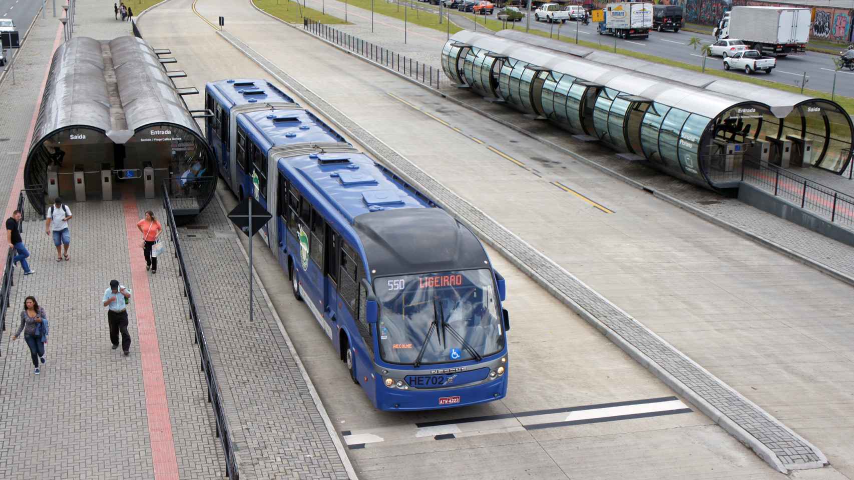 Uno de los BRTs que operan en Curitiba (Brasil)