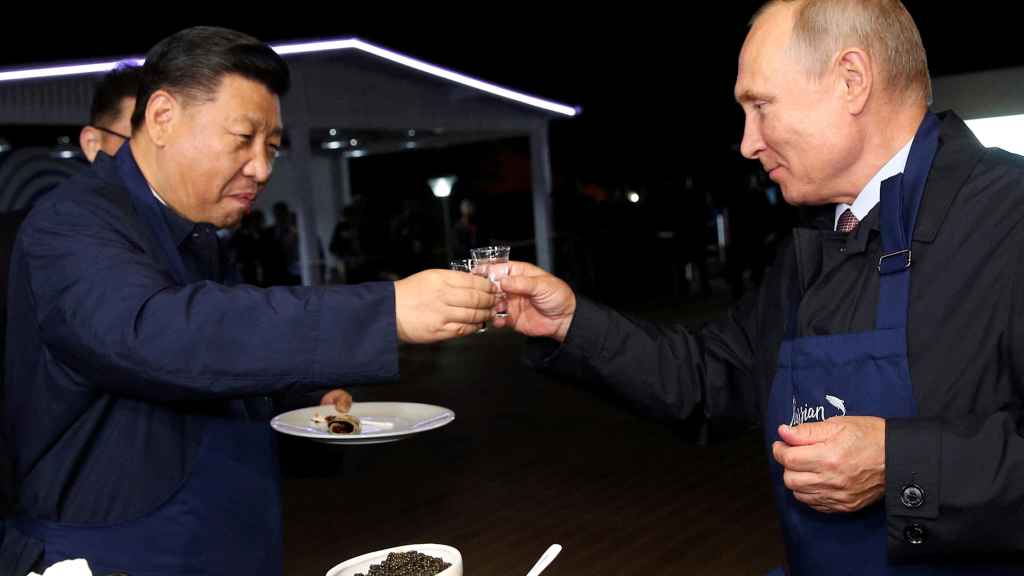 Xi Jinping y Vladímir Putin brindan en Vladivostok.