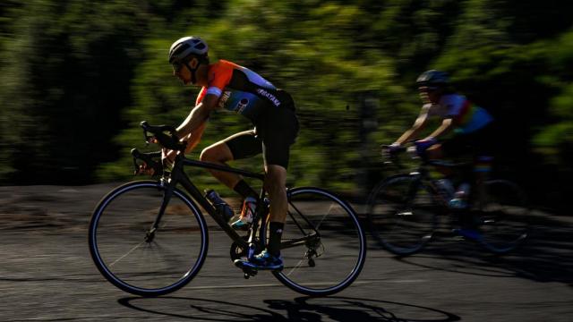 Dos ciclistas en una carrera ciclodeportiva.