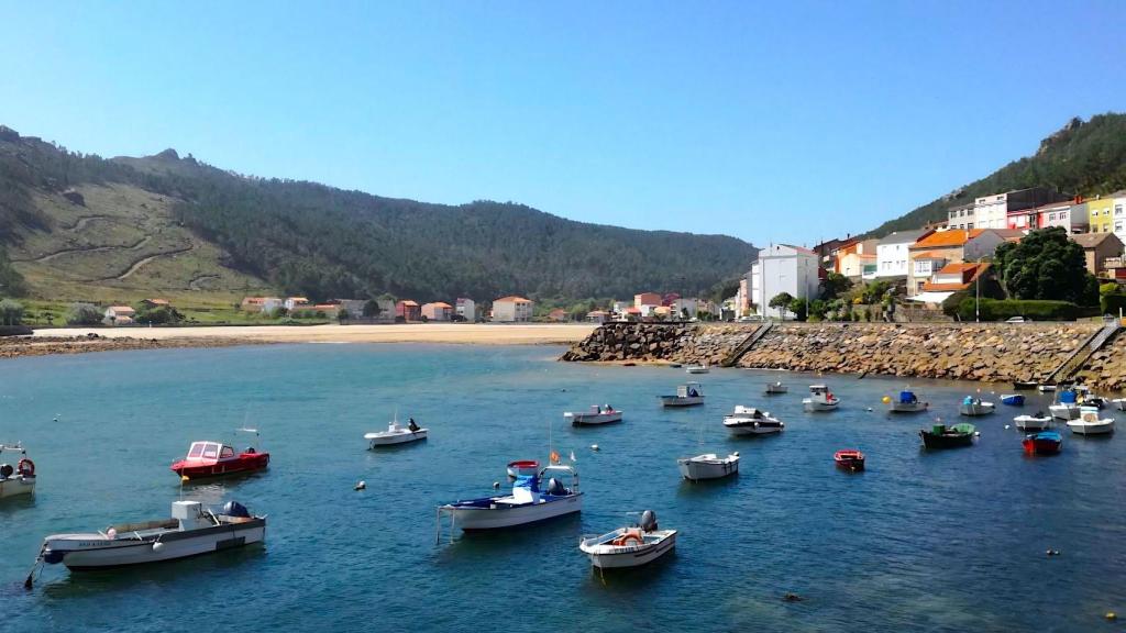 Panorámica del arenal y puerto de Camelle. Foto: Emma Sexto