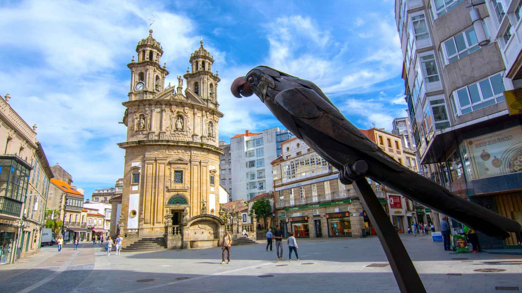 Estatua del Loro Ravachol frente a la iglesia de la Peregrina, en Pontevedra.