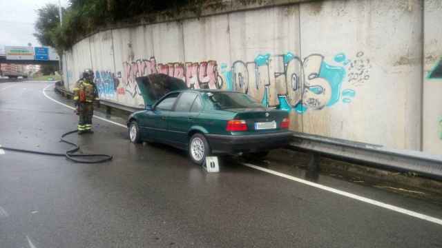 Vehículo incendiado en la avenida Antonio Palacios, en Vigo.