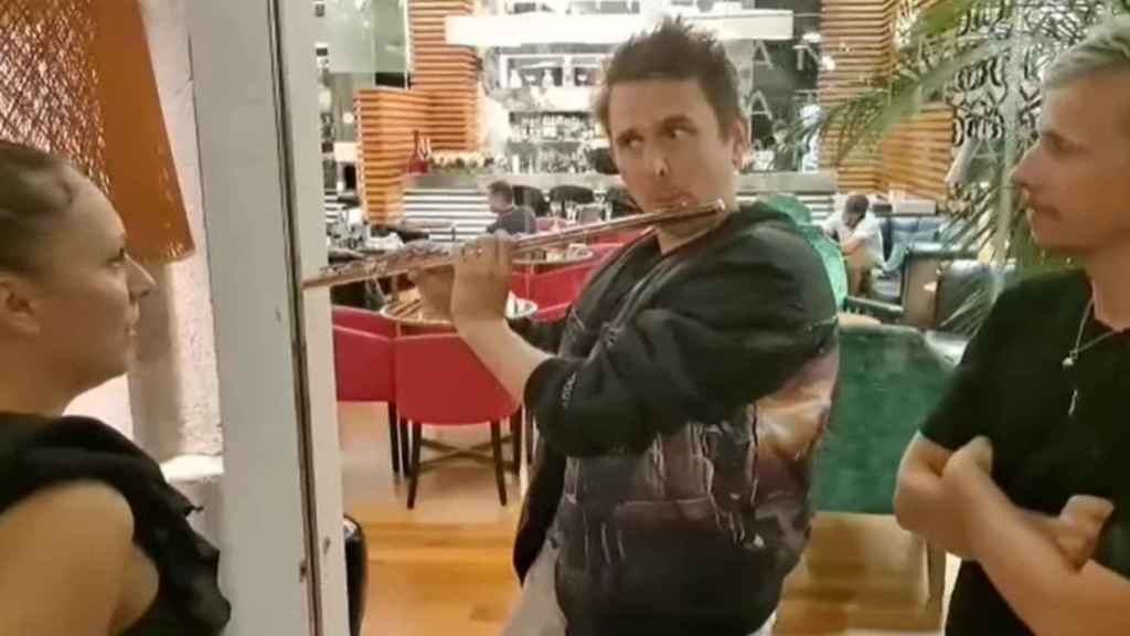 Matt Bellamy en pleno aprendizaje de cómo tocar la flauta travesera.