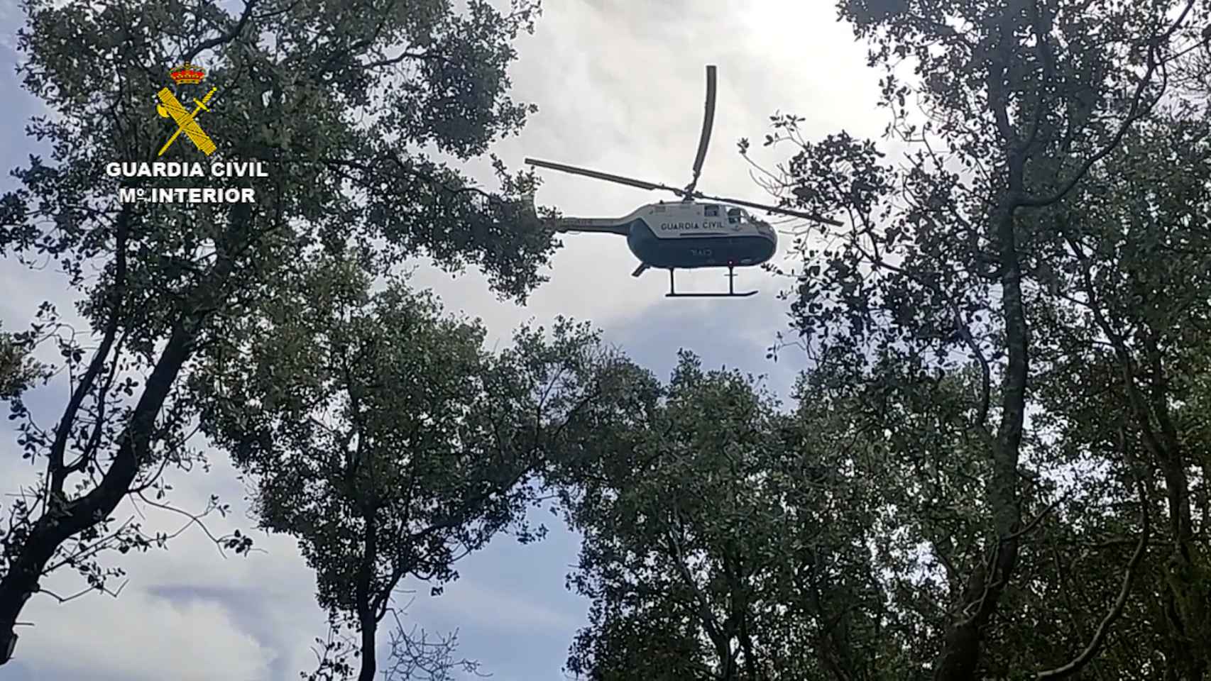 Un helicóptero de la Guardia Civil supervisa el terreno.