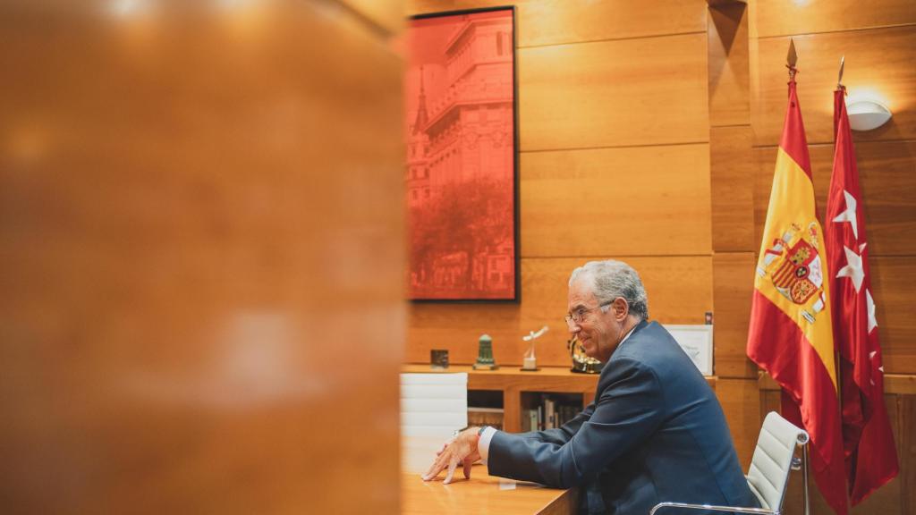 Enrique Ossorio, en su despacho de la calle Alcalá, con las banderas española y madrileña a su espalda.