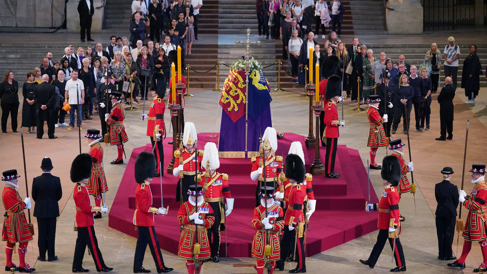 Decenas de miles de personas rinden tributo a la reina Isabel II: las imágenes de la capilla ardiente