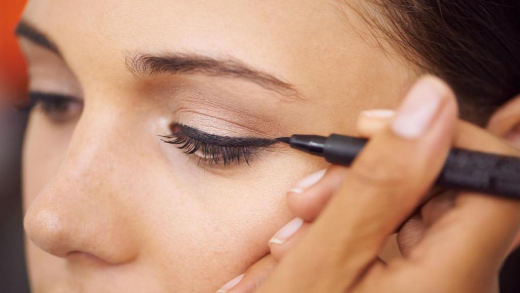 Imagen de archivo de una mujer aplicándose 'eyeliner'.