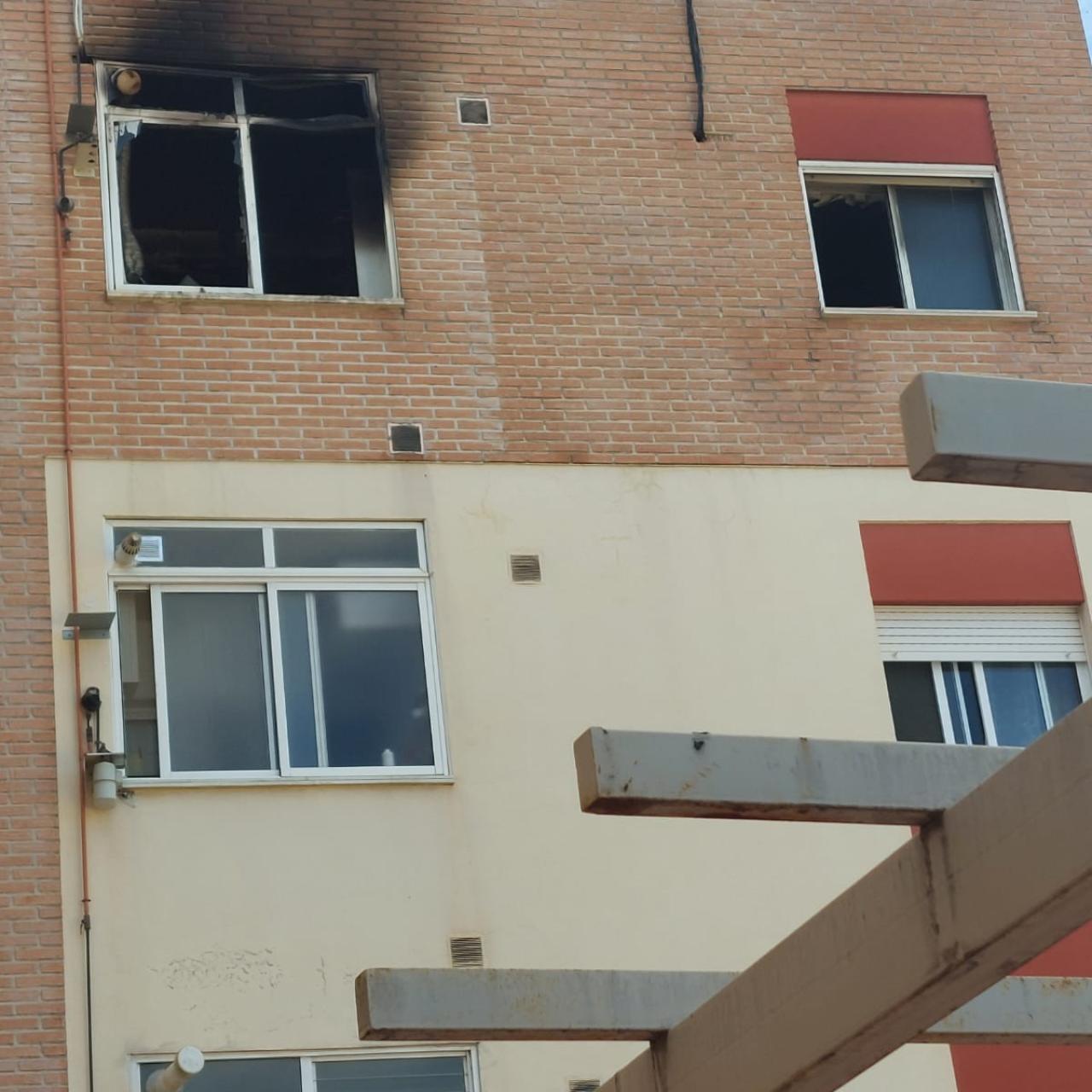 Las llamas dejaron su rastro en una de las fachadas del edificio donde intervino David, en la avenida Cresta del Gallo de la pedanía murciana de San José de la Vega.