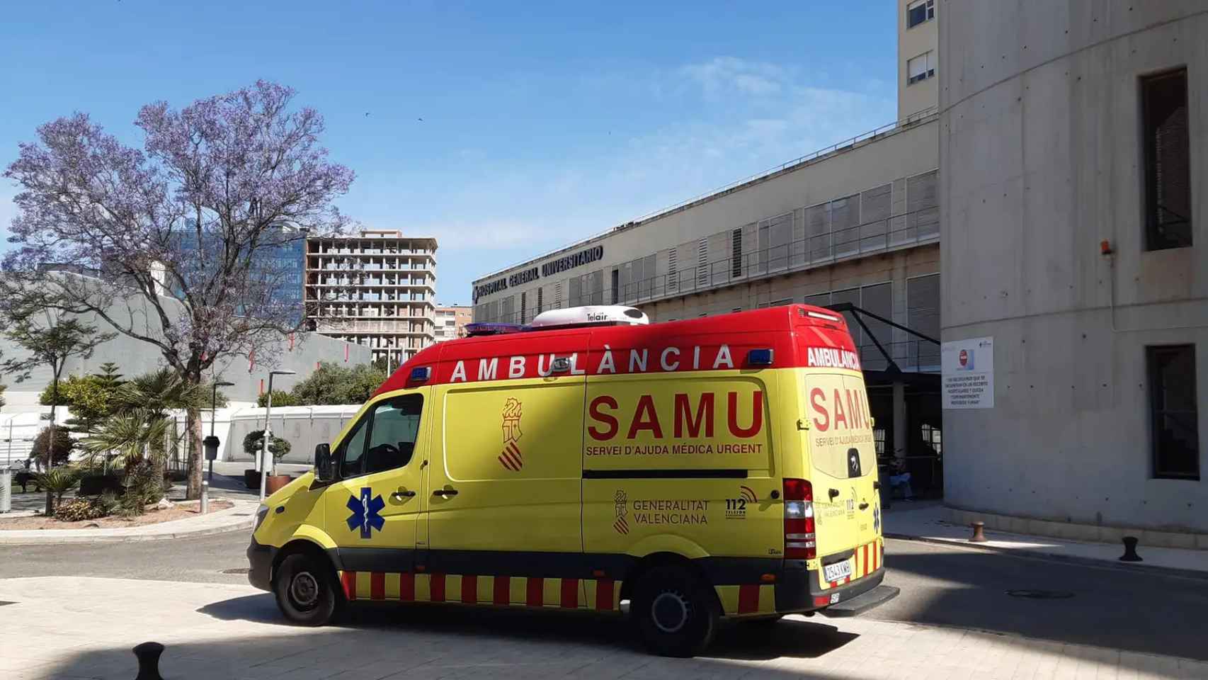 Un ambulancia en el hospital de Alicante, donde fue ingresada la menor.