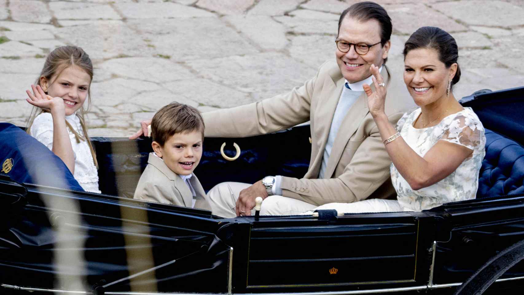 Estelle y Oscar de Suecia, junto a sus padres, en las celebraciones del 45 cumpleaños de la princesa Victoria.