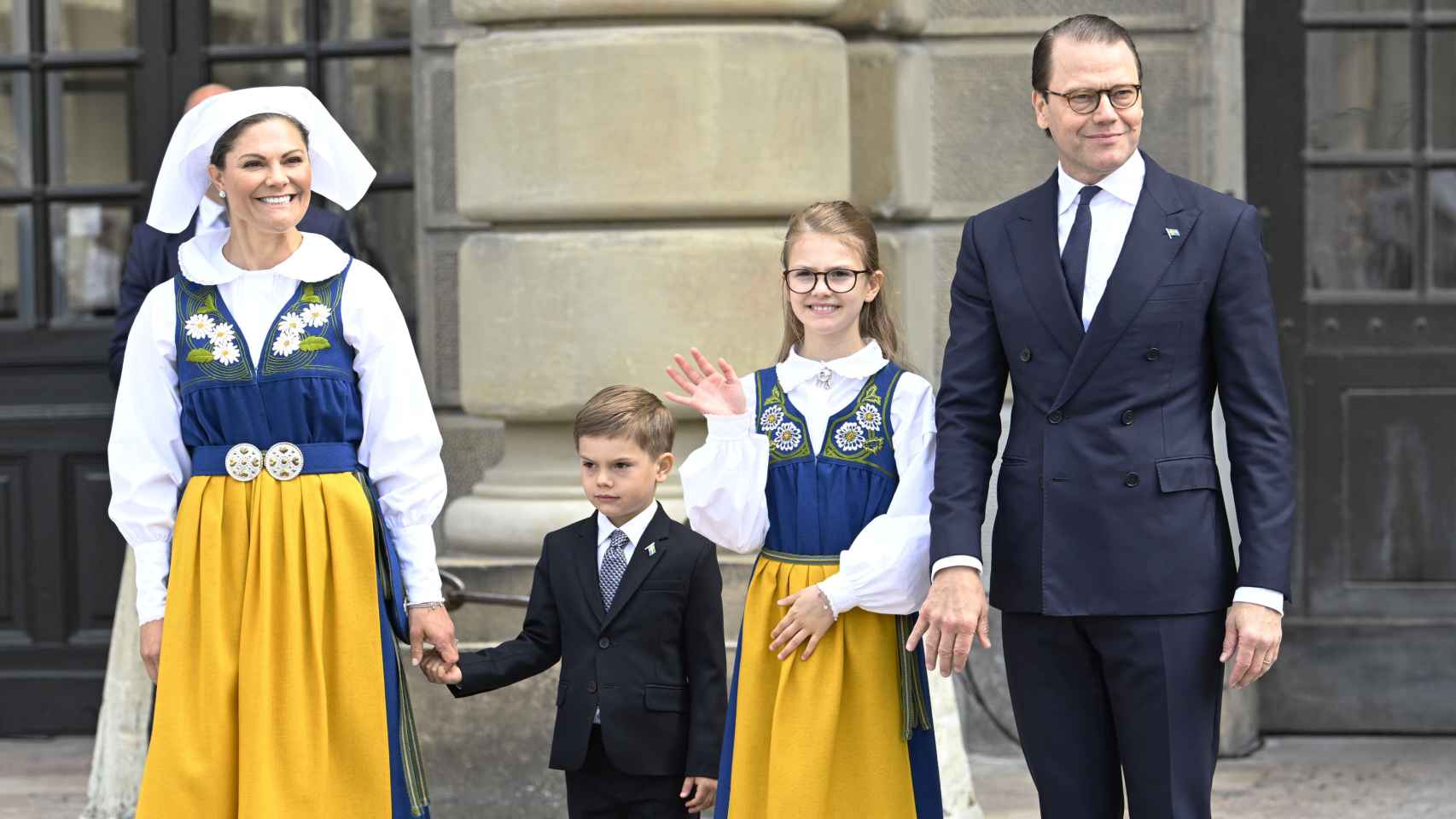 Estelle y Oscar junto a sus padres en el Día Nacional de Suecia.