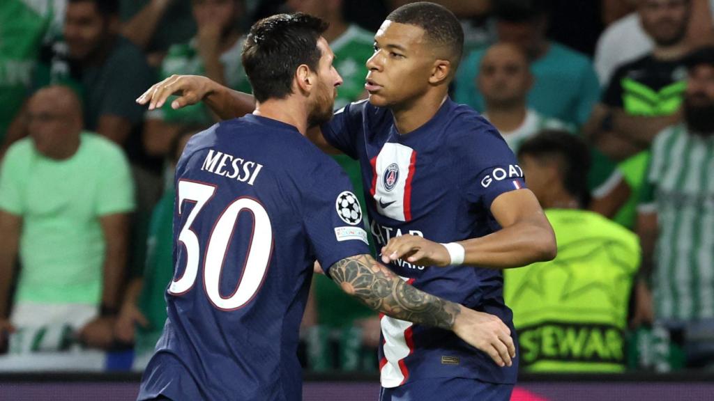 Messi celebra con Mbappé uno de los goles del PSG